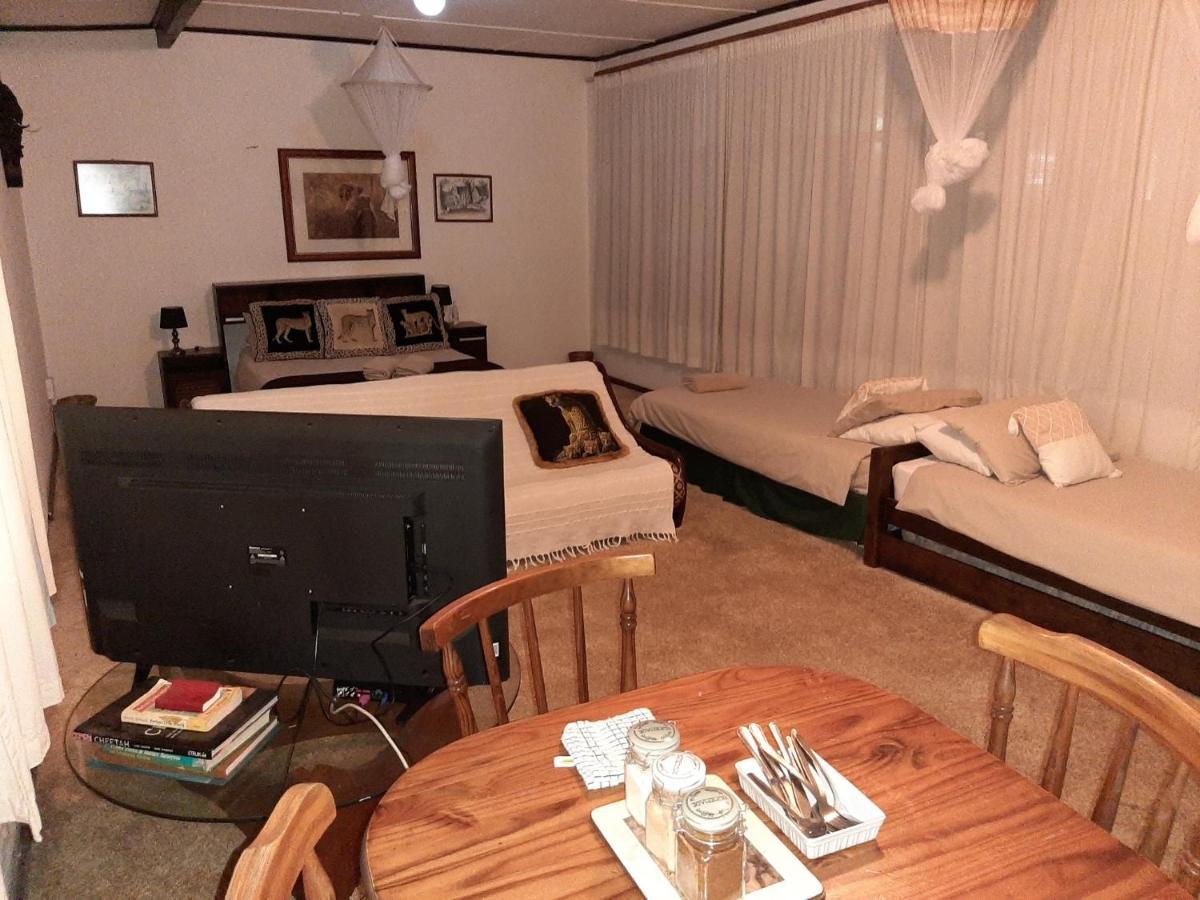 Elephant Walk Guesthouse And Back Packers Пхалаборва Экстерьер фото